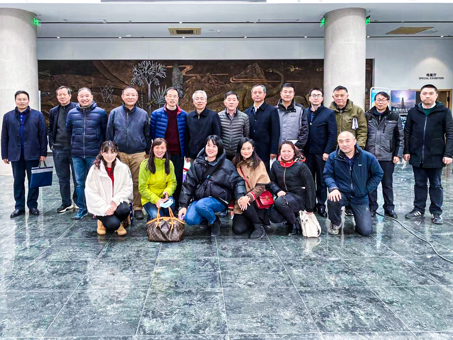 图4 与会者参观南京古生物博物馆合影.jpg